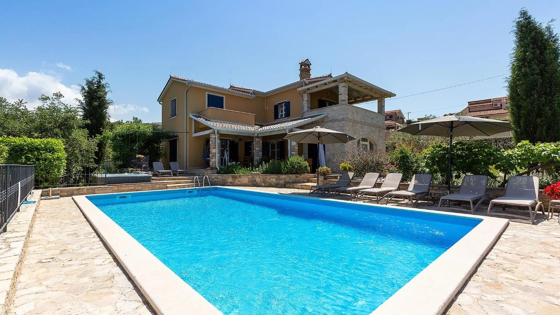 Beautiful Villa Salvea With Pool In Porec Montižana